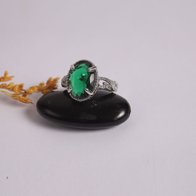 Emerald stone ring (R80)